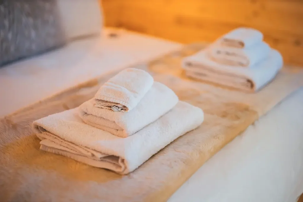 Detale, które budują prestiż. Jak personalizacja tekstyliów zmienia odbiór hotelu? - 2